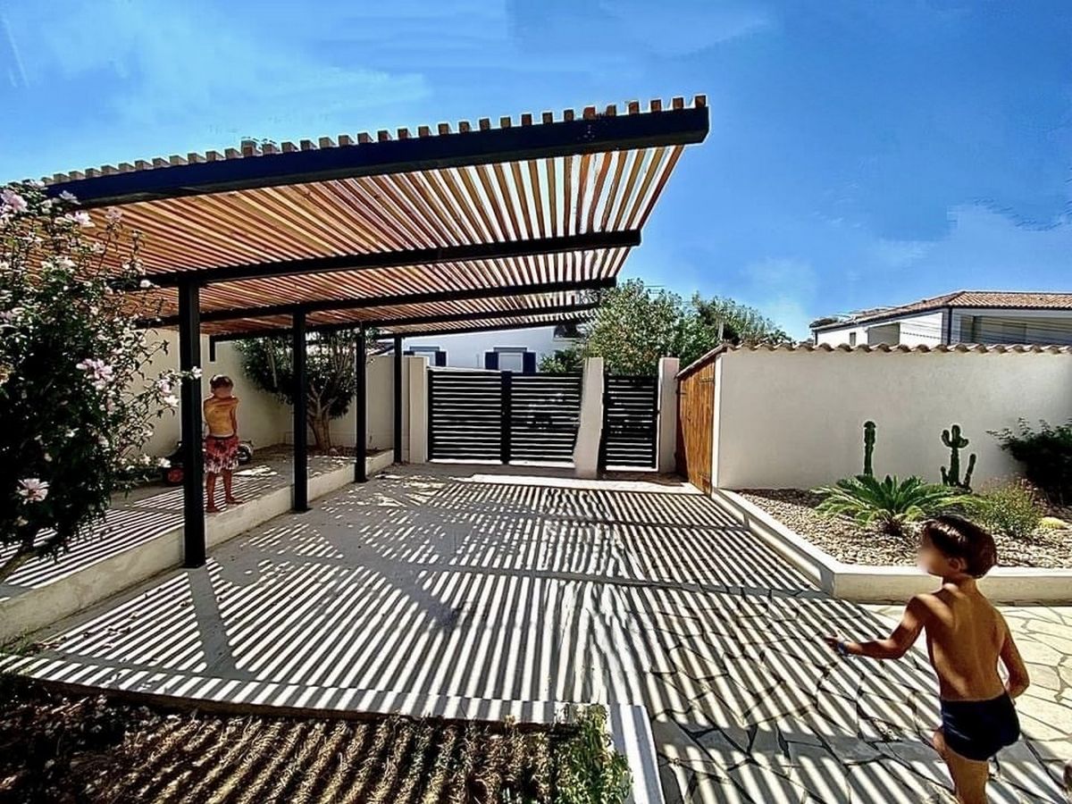 Pergola et carport brise-soleil sur mesure en métal et bois au design moderne, protection pour voiture en acier et bois massif à Martigues (Bouches-du-Rhône), ferronnerie et métallerie FIMSAI