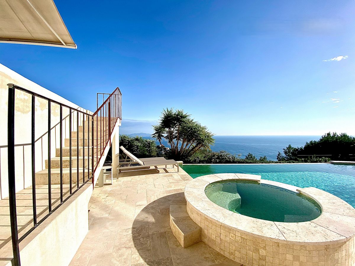 Garde-corps extérieur sur mesure en acier avec barreaux verticaux, rambarde d’escalier métallique élégante, ferronnerie et métallerie FIMSAI