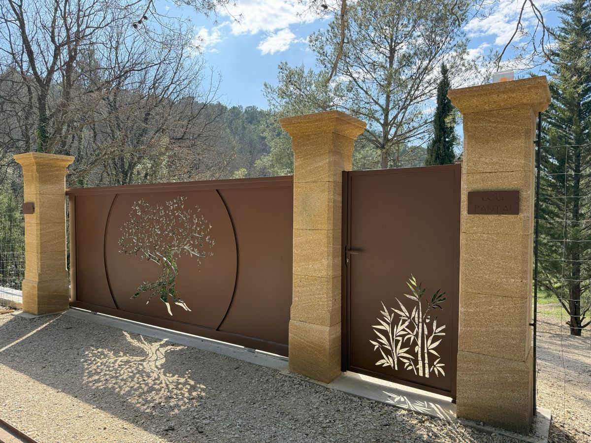Magnifique portail coulissant sur mesure en métal au design découpé au laser, effet rouille, avec portillon original à motif bambou, réalisation sur mesure à Rognes, métallerie et ferronnerie