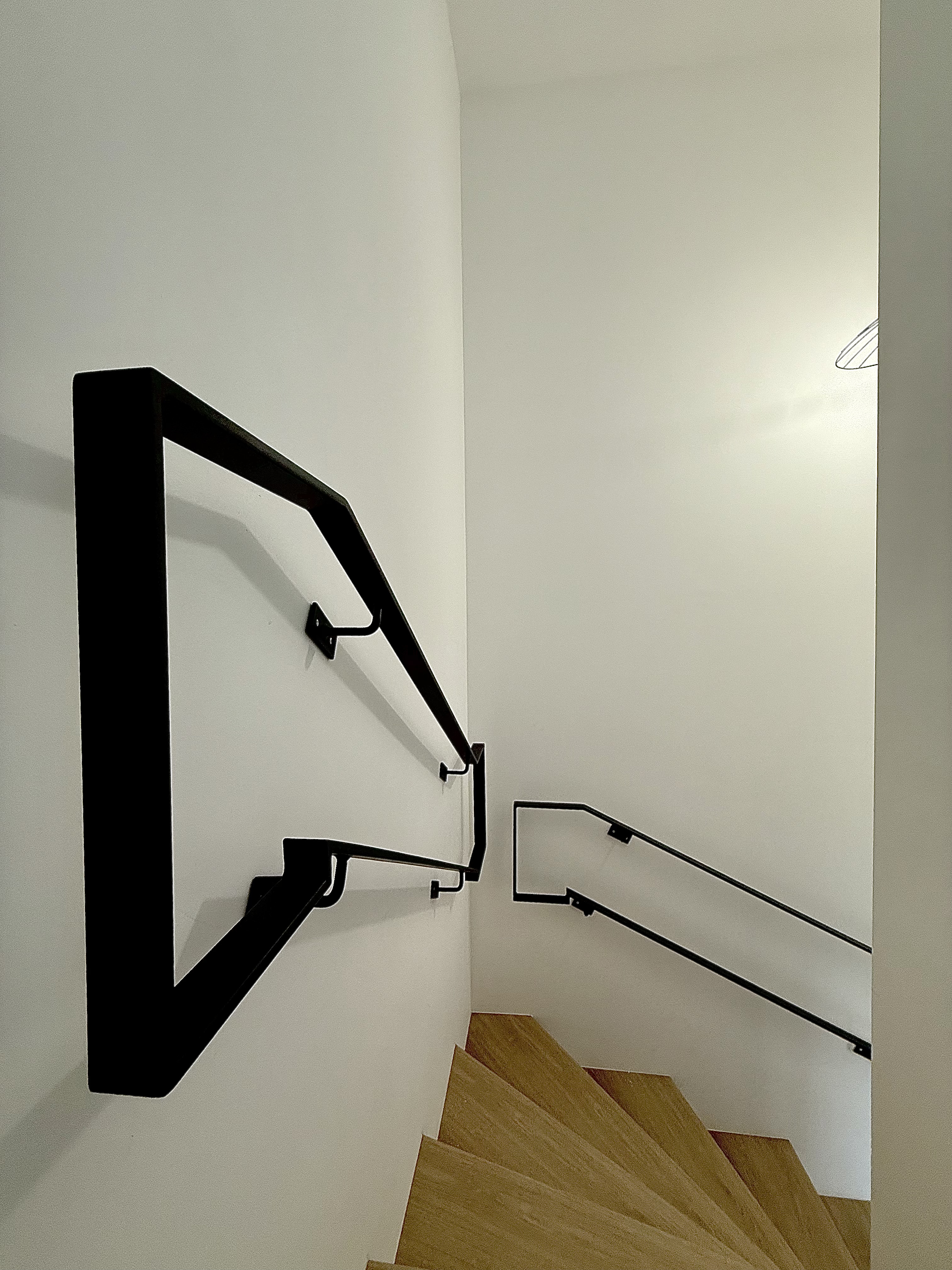 Main courante double sur mesure en acier au design moderne et épuré, barre et rampe murale pour escalier adulte et enfant à Martigues, ferronnerie et métallerie FIMSAI