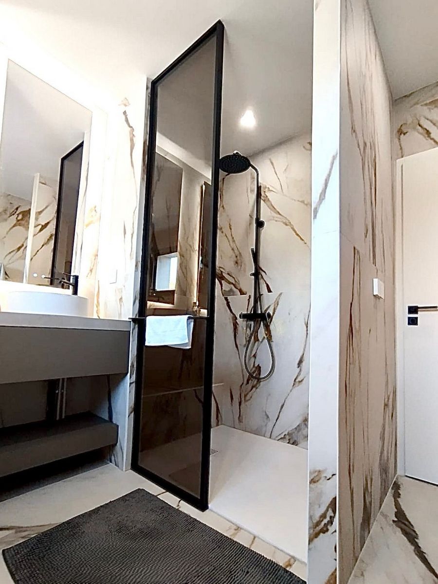 Paroi de douche sur mesure avec châssis et vitre fumée thermolaquée, design moderne en verre feuilleté anticalcaire à Martigues (Bouches-du-Rhône), FIMSAI