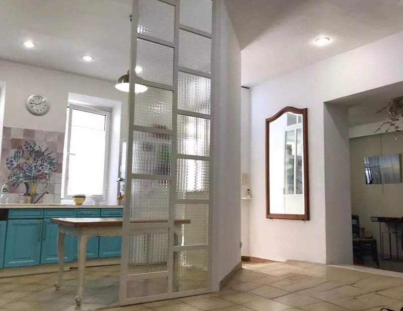 Séparation sur mesure en acier et verre, style industriel, originale, vitrage flouté et armé, à Martigues, Bouches-du-Rhône, ferronnerie et métallerie FIMSAI