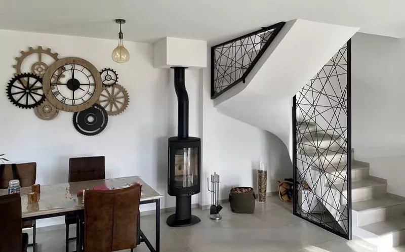 Paroi métal design Mikado sur mesure, cloison toute hauteur en acier, garde-corps et protection d’escalier, originale, à Martigues, métallerie et ferronnerie FIMSAI