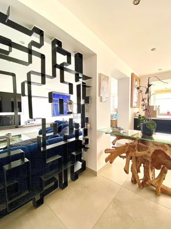 Cloison de séparation sur mesure entre hall d’entrée et salon, en métal, design moderne, architecte/luxe, à La Ciotat, Bouches-du-Rhône, ferronnerie et métallerie FIMSAI