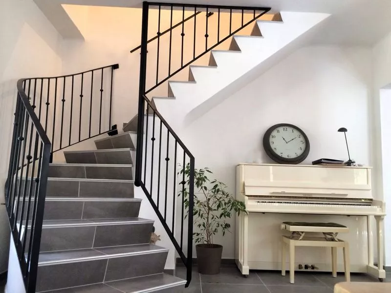 Garde-corps sur mesure en acier et métal avec barreaux verticaux épurés et bagues décoratives finition couleur brute, au Pradet (Var)