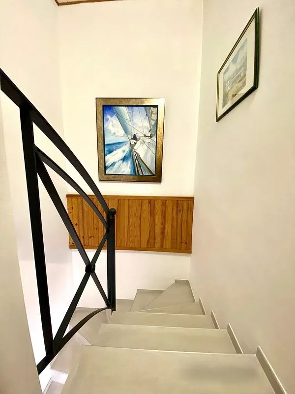 Garde-corps d’escalier sur mesure en acier, rambarde et balustrade rampante en métal au design moderne, double main courante avec croix à Châteauneuf-les-Martigues, ferronnerie et métallerie FIMSAI