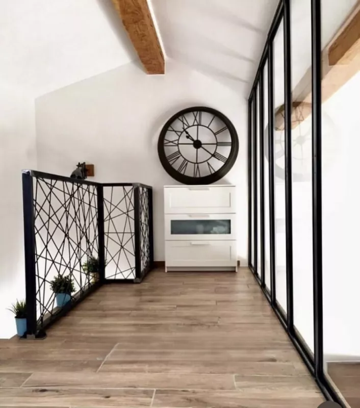 Garde-corps Mikado design sur mesure en métal avec verrière tout hauteur en acier et verre feuilleté sécurit, paroi vitrée sur mezzanine à Saint-Pierre, quartier de Martigues, ferronnerie FIMSAI