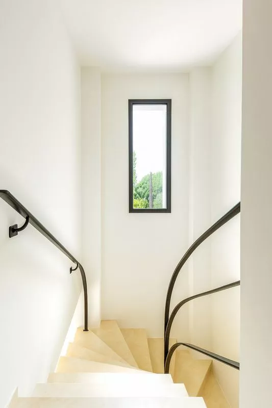 Main courante sur mesure en acier au design plat, moderne et épuré, avec barre et poignée murale pour escalier, réalisée par la ferronnerie et métallerie FIMSAI à Martigues (Ponteau)