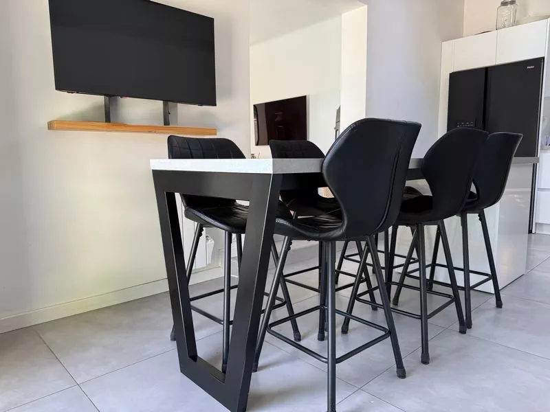 Pied d’îlot de cuisine/table sur mesure en métal, design, tube acier, plan de travail moderne, à Sausset-les-Pins, ferronnerie et métallerie FIMSAI