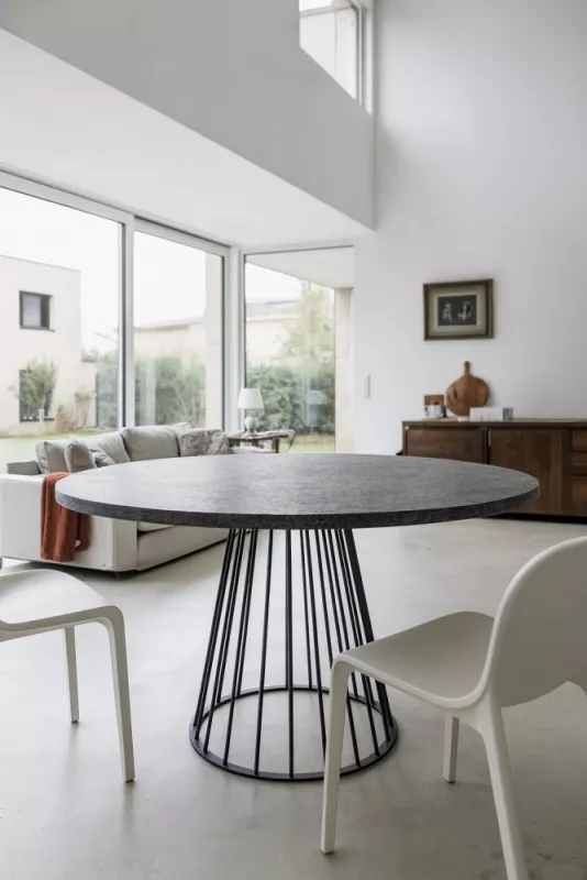 Pied de table design sur mesure en acier, original, tube métal moderne, plateau effet granit, à Sausset-les-Pins, ferronnerie et métallerie FIMSAI