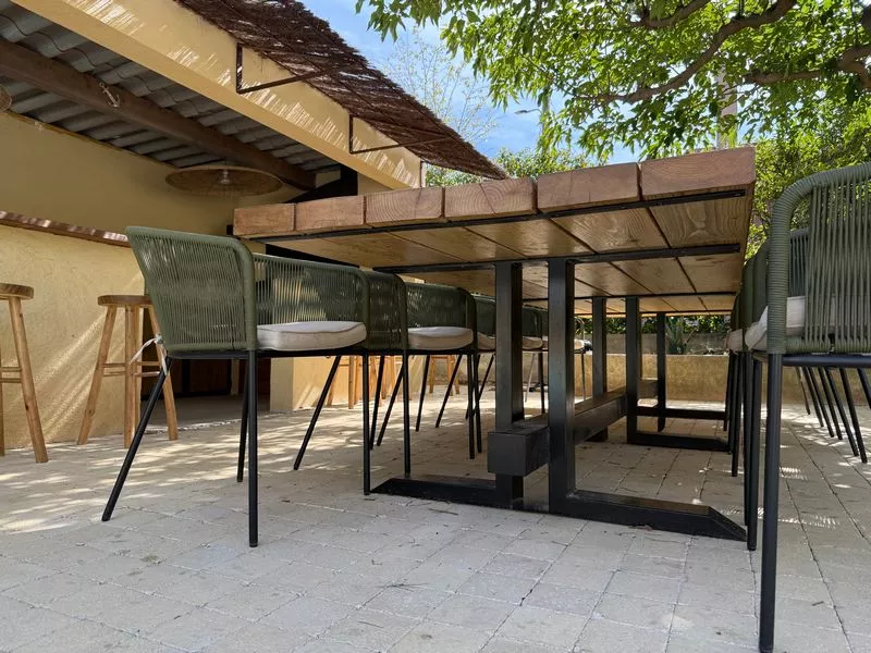Pied de table en métal sur mesure et design en acier, avec repose-pied original et moderne, réalisé par la ferronnerie et métallerie FIMSAI aux Pennes-Mirabeau, dans les Bouches-du-Rhône
