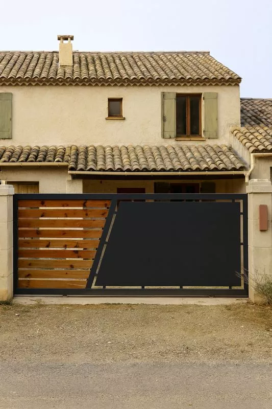 Magnifique portail sur mesure en acier et bois, design tôlé et bois aéré, moderne, battant ou coulissant, à Istres, Bouches-du-Rhône