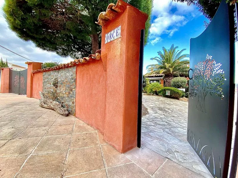 Magnifique portail double battant tout métal sur mesure, design cintré avec découpe laser, portillon en acier haut de gamme, à Carry-le-Rouet, Bouches-du-Rhône, ferronnerie et métallerie FIMSAI