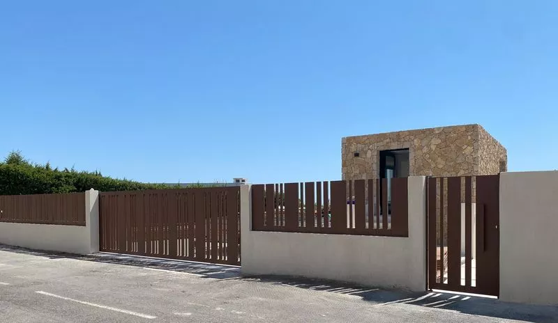 Magnifique portail et portillon en métal sur mesure, design assorti à la clôture, tôle acier ajourée pliée, originale, à Bandol, Var, ferronnerie et métallerie FIMSAI