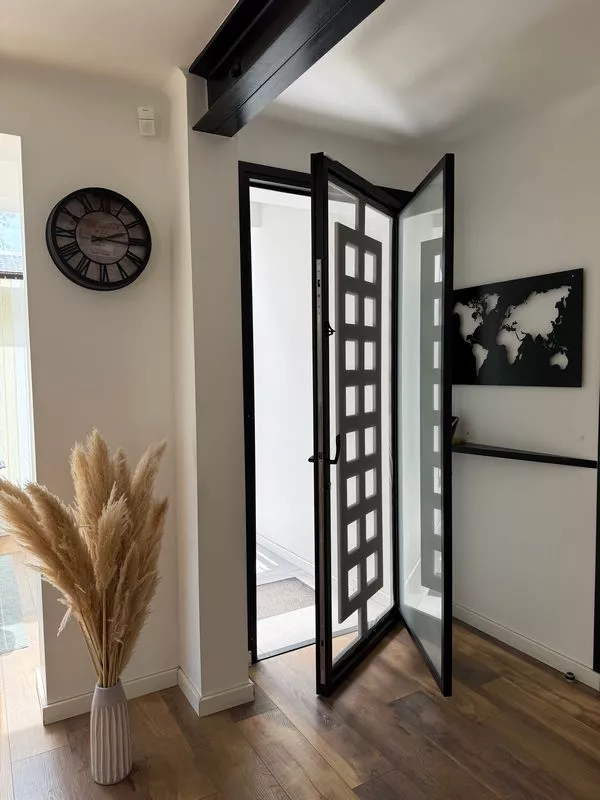 Porte d’entrée sur mesure en métal et verre dépoli à Martigues, design en acier avec vitrage ouvrant, grille de défense et moustiquaire, porte vitrée moderne originale à 3 points, ferronnerie et métallerie FIMSAI