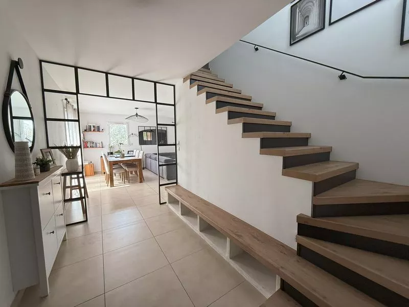 Cloison métal design sur mesure à Martigues pour séparation de pièce entre hall d’entrée et salon/salle à manger, avec verrière à châssis vitré en acier et verre feuilleté sécurit, thermolaquée RAL 9005