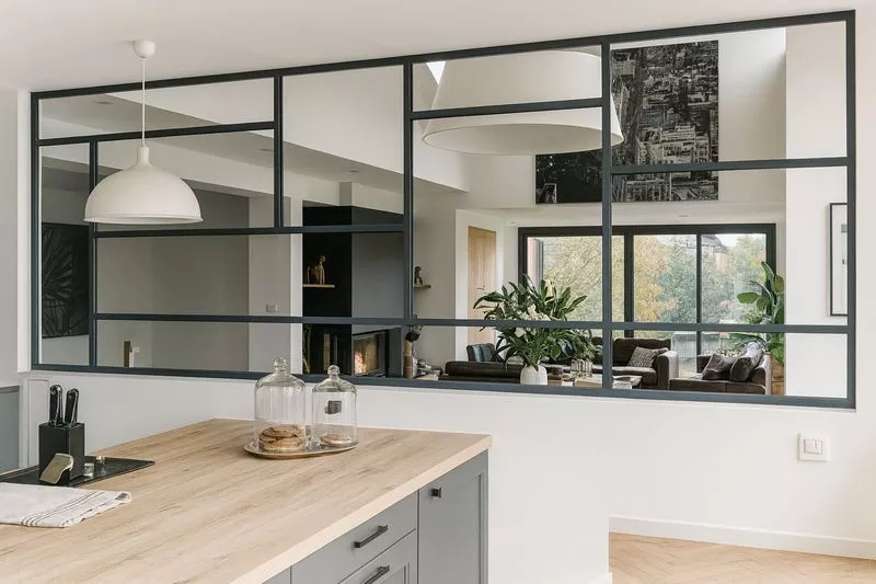 Châssis vitré en métal sur mesure, design verrière industrielle type atelier, originale, pour séparation de pièce entre salle à manger et salon, à Istres, Bouches-du-Rhône, ferronnerie et métallerie FIMSAI