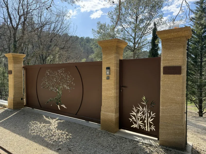 Portail et portillon sur mesure en acier olivier et bambou découpés au laser tôle Rognes Bouches du Rhône FIMSAI Métallerie Ferronnerie
