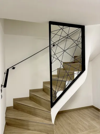 Garde corps paroi type mikado sur mesure en acier pour sécuriser un escalier à Istres, Châteauneuf-les-Martigues, FIMSAI