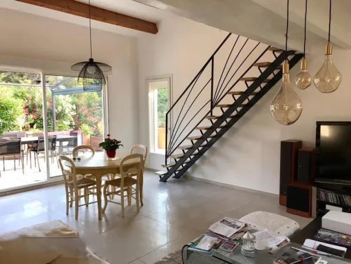 Escalier double limon moderne acier et marche chene massif bois carry le Rouet fimsai Métallerie ferronnerie ( Cote Bleue)