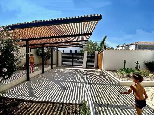 Pergola aérienne design sur mesure acier métal et bois à Martigues metallerie FIMSAI ferronnerie