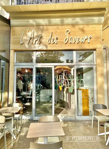 Réalisation d'une devanture de magasin complète en bois massif à Martigues, Châteauneuf-les-Martigues, FIMSAI
