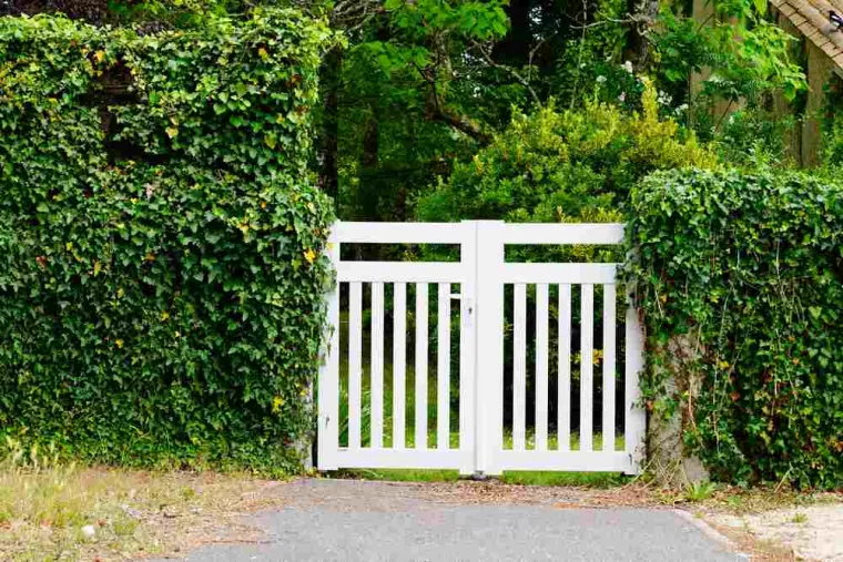 Création d'un portillon en bois design pour séparer une propriété d'une autre, Martigues, FIMSAI