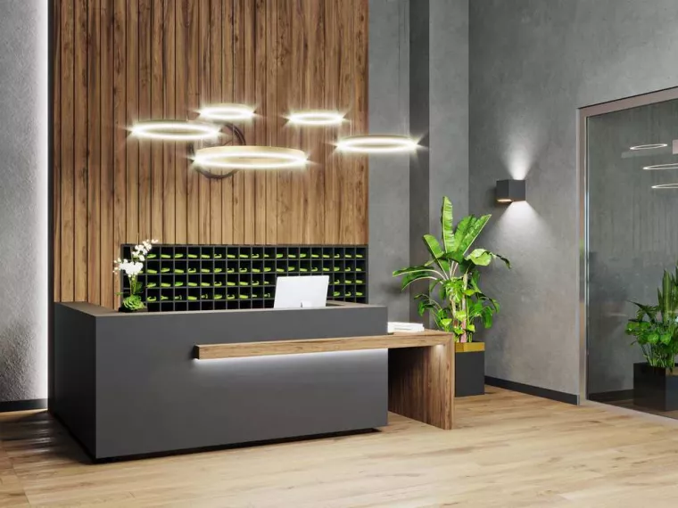 Habillage d'une banque d'accueil en bois avec tablette PMR, Martigues, FIMSAI