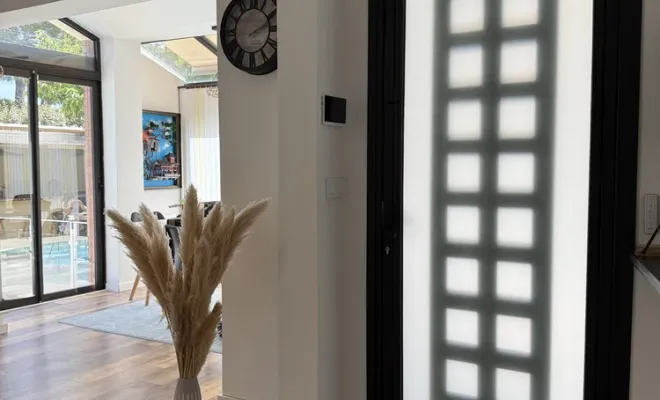 Réalisation d'une porte design en acier et verre feuilleté Septèmes Les Vallons, Châteauneuf-les-Martigues, FIMSAI