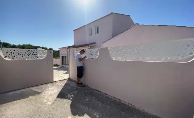 Haut de clôture en métal sur mesure au design moderne, avec tôle ajourée en acier de style original, réalisé par la ferronnerie et métallerie FIMSAI à Port-de-Bouc