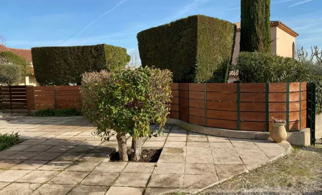 Haut de clôture en métal et bois sur mesure, avec clôture en acier de style original, réalisé par la ferronnerie et métallerie FIMSAI à Martigues