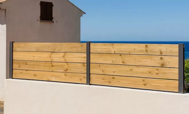 Haut de clôture en métal et bois sur mesure, avec clôture en acier de style original, réalisé par la ferronnerie et métallerie FIMSAI à Sausset-les-Pins