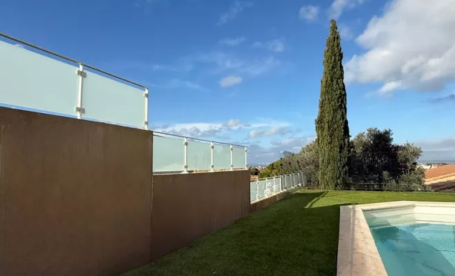 haut de cloture metal et verre depoli sur mesure brise vue design dessus de cloture morderne en acier originale  à port de bouc ferronnerie métallerie FIMSAI