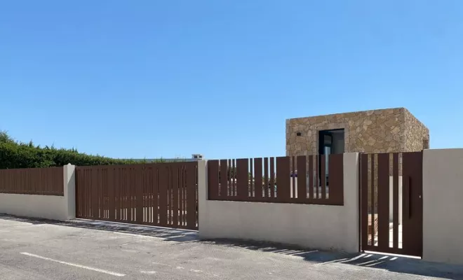 Haut de clôture en métal au design effet rouille, avec portail et portillon assortis, et clôture en tôle ajourée en acier plié, réalisée par la ferronnerie et métallerie FIMSAI à Bandol, dans le Var