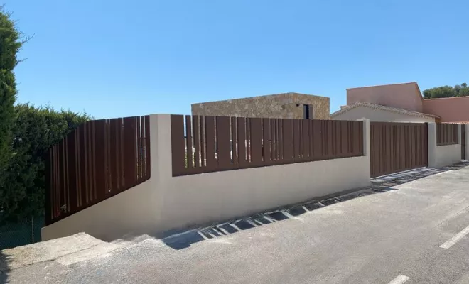 Haut de clôture en métal au design effet rouille, avec tôle ajourée en acier plié de style original, réalisé par la ferronnerie et métallerie FIMSAI à Bandol, dans le Var