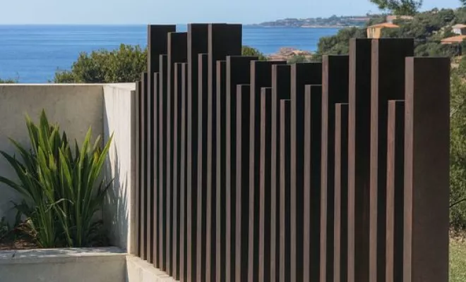 Haut de clôture en métal sur mesure au design moderne et original, avec tube en acier ajouré, réalisé par la ferronnerie et métallerie FIMSAI à Carry-le-Rouet