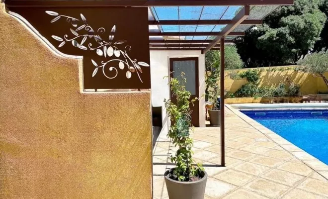 Pergola traditionnelle sur mesure, métal et végétale, brise-soleil en acier thermolaqué effet rouille, à Lavéra, ferronnerie et métallerie FIMSAI