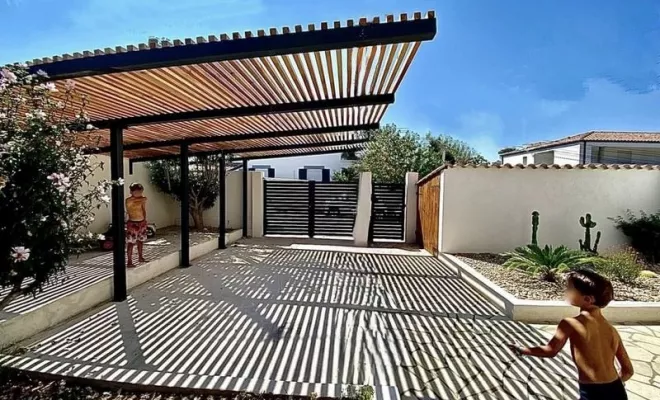 Pergola, carport et brise-soleil métal et bois, design sur mesure magnifique, protection pour voiture moderne, en acier et bois massif, à Martigues, Bouches-du-Rhône, ferronnerie et métallerie Martigues