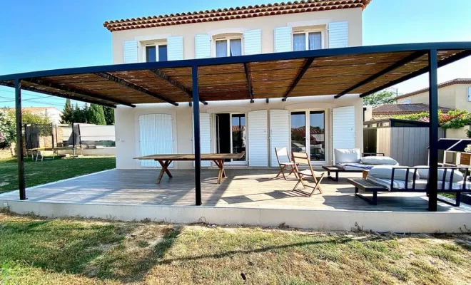 Pergola sur mesure en métal, design, avec couverture en canisse de bambou, grande pergola en acier originale 10×4 m, à Martigues, Bouches-du-Rhône, ferronnerie et métallerie FIMSAI
