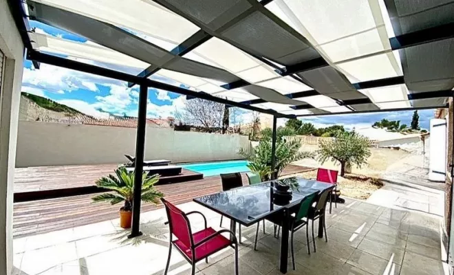 Pergola sur mesure en métal avec toile micro-perforée, design deux couleurs, carport et brise-soleil adossé original avec deux bâches type grecque, à Saint-Mitre-les-Remparts, métallerie et ferronnerie FIMSAI